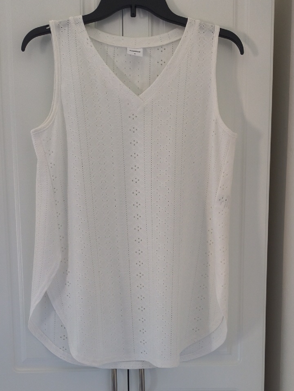 Sleeveless Eyelet V-Neck Women's Tunic Top - White